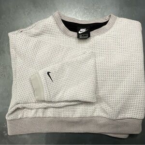 Women’s long sleeved cropped Nike light weight top